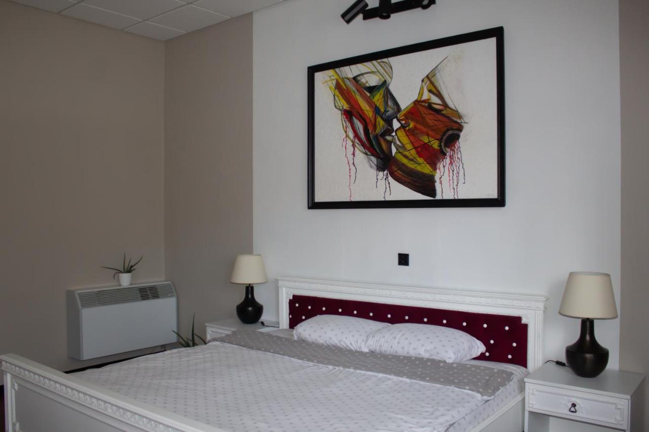 Yox Apartment 1 Oradea Bagian luar foto