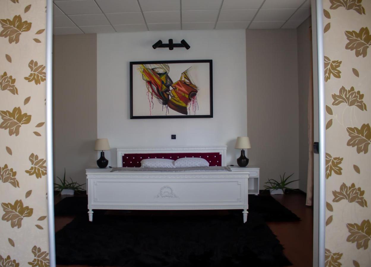 Yox Apartment 1 Oradea Bagian luar foto