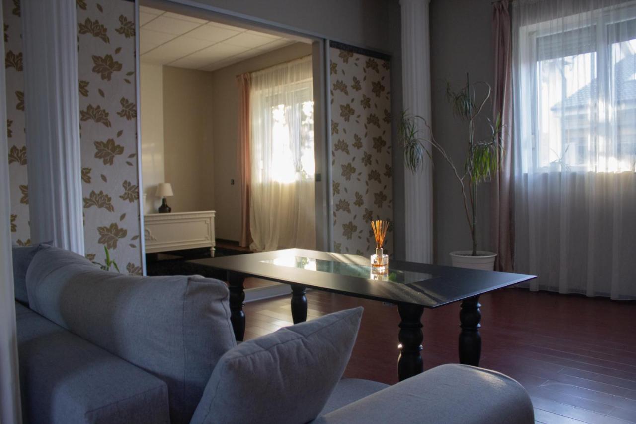 Yox Apartment 1 Oradea Bagian luar foto