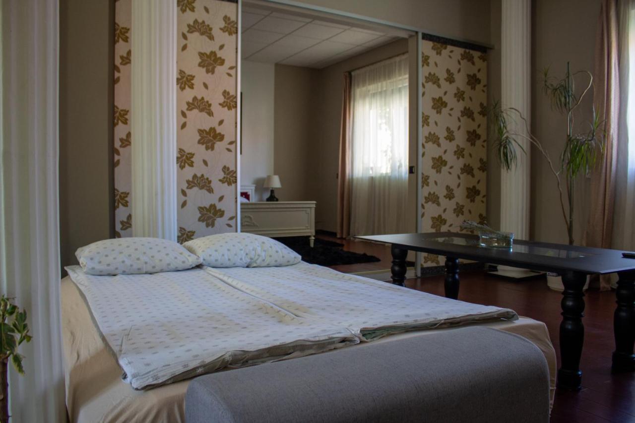 Yox Apartment 1 Oradea Bagian luar foto