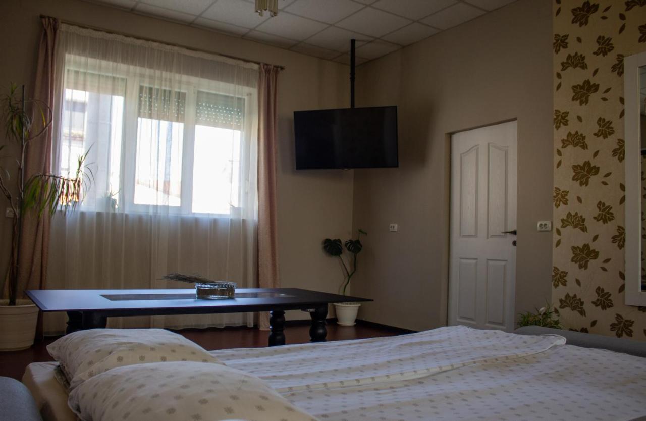 Yox Apartment 1 Oradea Bagian luar foto