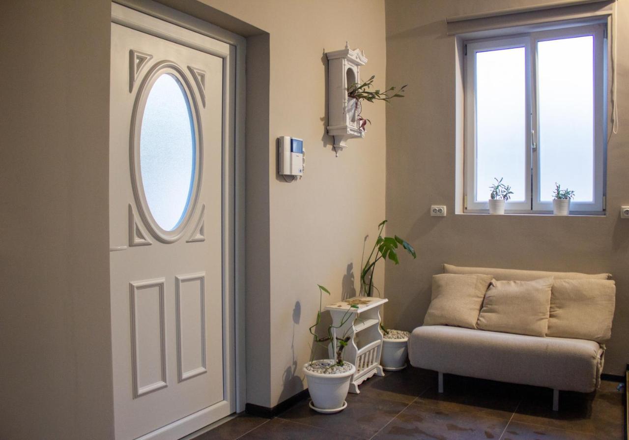 Yox Apartment 1 Oradea Bagian luar foto