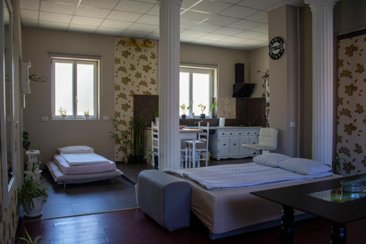 Yox Apartment 1 Oradea Bagian luar foto