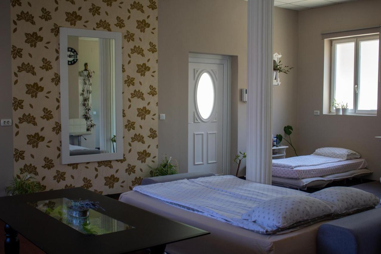 Yox Apartment 1 Oradea Bagian luar foto