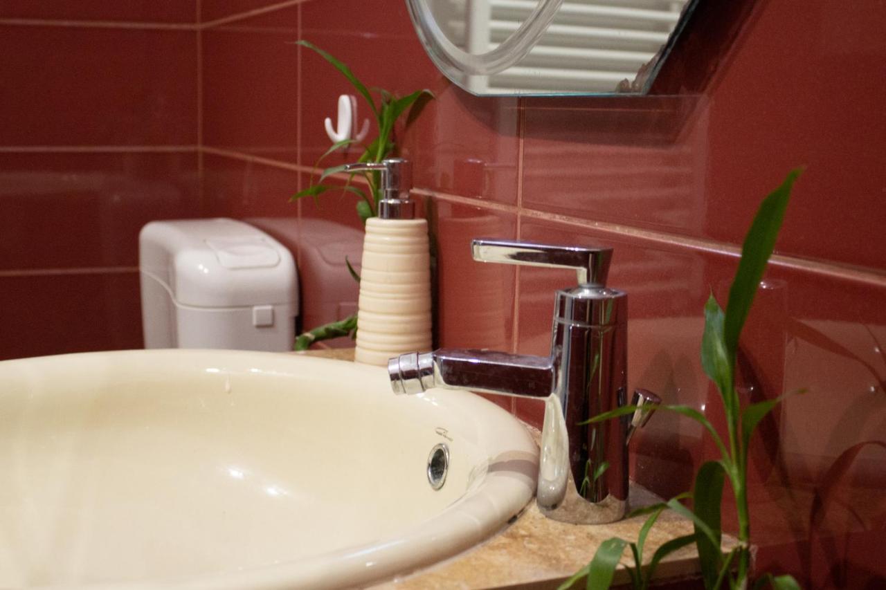 Yox Apartment 1 Oradea Bagian luar foto