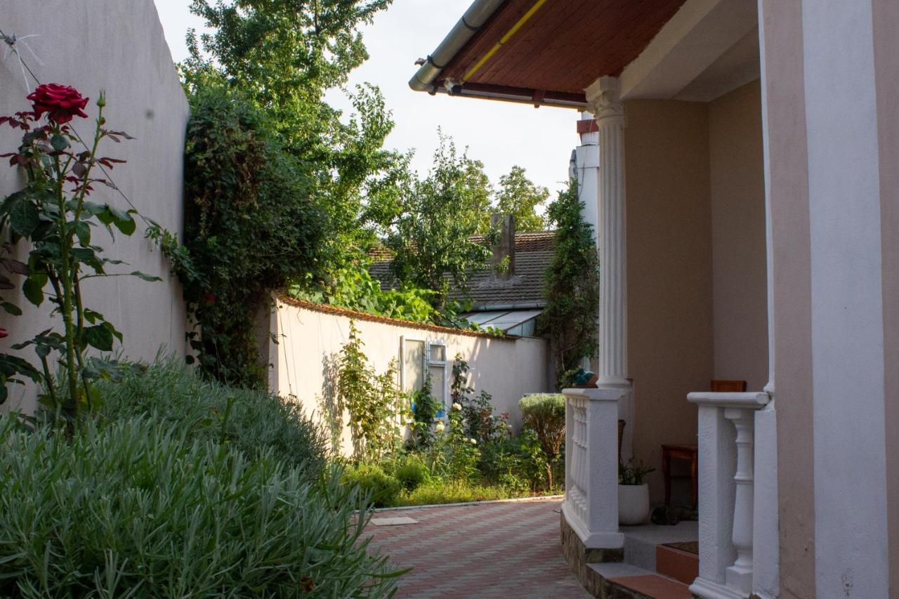 Yox Apartment 1 Oradea Bagian luar foto